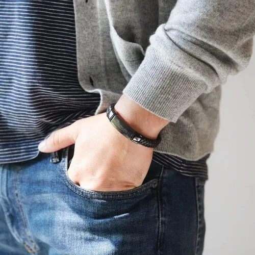 Vista 5 de EVES ADDICTION Pulseras grabadas personalizadas para hombres Pulsera de identificación negra de cuero para hombre Pulsera con nombre Personalizar