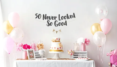 Vista 2 de Cartel negro con purpurina preencordada de 50 «Never Looked So Good» – Decoraciones de 50 cumpleaños y aniversario para hombres y mujeres