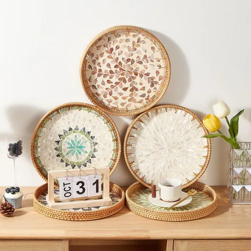 Vista 4 de Kmelep Bandeja redonda de ratán con incrustaciones de madreperla, bandeja de ratán con base de madera, cesta decorativa de mimbre para decoración