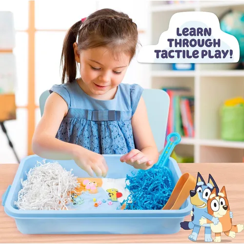 Vista 5 de Horizon Group USA Caja sensorial oficial Bluey Seek & Find, juguetes sensoriales listos para usar para niños pequeños de 3 a 4 años con tapa, arena