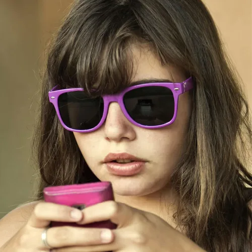Vista 30 de Suministros para regalos de fiesta de colores neón Paquete de 8 gafas de sol unisex