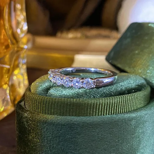Vista 9 de IRROYA Anillos de boda de moissanita genuina para mujer, 7 piedras, corte redondo, 0.70 quilates, anillos de boda de moissanita para mujer, chapados