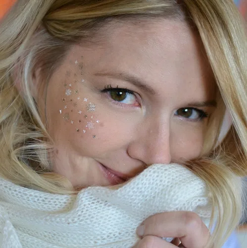 Vista 2 de El juego variado Winter Wonderland de FlashTattoos cuenta con 25 tatuajes de fiesta inspirados en las fiestas, impermeables, metálicos dorados