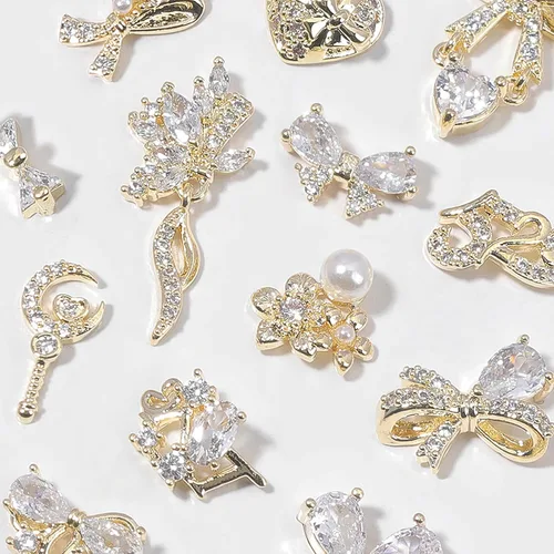 Vista 6 de Dijes y gemas para uñas, circonita de cobre dorado, múltiples formas 3D, diamantes de imitación de metal de lujo para uñas, 14 piezas 13 dijes