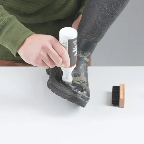 Vista 4 de GEAR AID Revivex - Kit de reparación de botas de goma, arreglar grietas y agujeros, protección UV, acondicionador de neopreno y Aquaseal SR