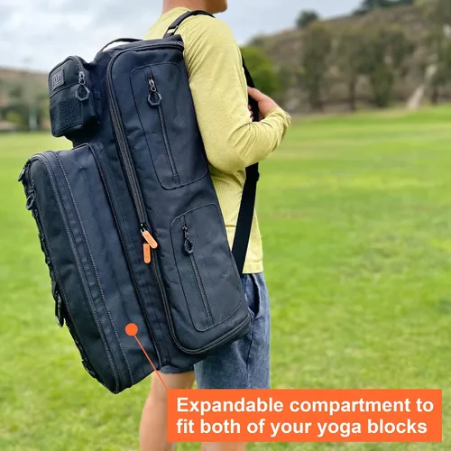 Vista 2 de Fitdom Bolsa de yoga inspirada en la táctica para hombres adultos. Bolsas de yoga resistentes y transportadores que se adaptan a todas tus cosas.