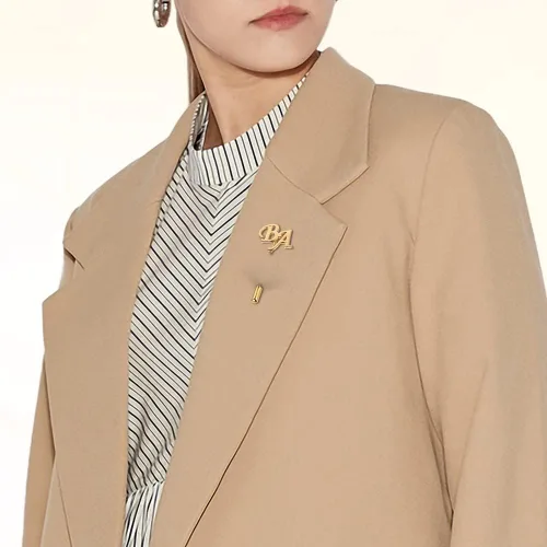 Vista 3 de Broche de nombre personalizado para mujer, alfileres de traje para hombres con letras de monograma, broche personalizado de solapa para hombres