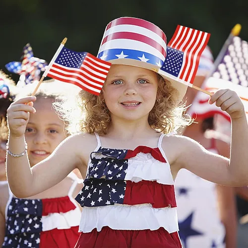 Vista 5 de AUGSHY Banderas pequeñas de mano estadounidenses, paquete de 22 banderas americanas pequeñas en palo, bandera estadounidense en palo de 5 x 8