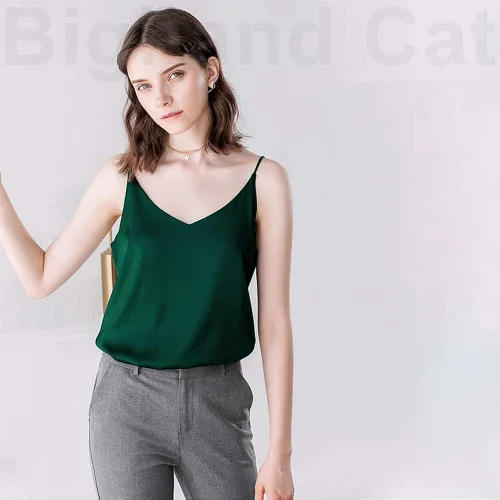 Vista 3 de IIG Camiseta clásica de satén de seda para mujer, blusa sexy con cuello en V, camiseta sin mangas para mujer, chaleco con tirantes delgados