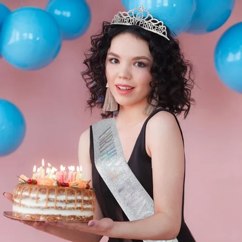 Vista 2 de CIEHER Set de Corona y Banda, Decoraciones de Cumpleaños de Princesa, Oro, Talla única