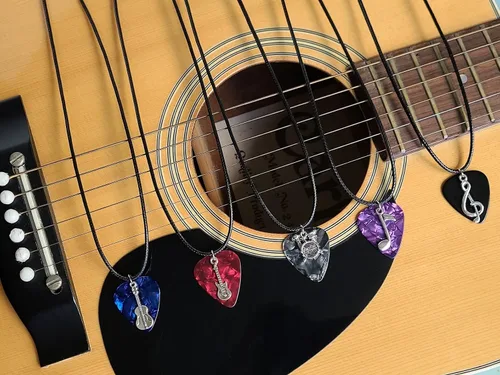 Vista 4 de Collar de púa de guitarra eléctrica y cadena de cordón de cuero vegano