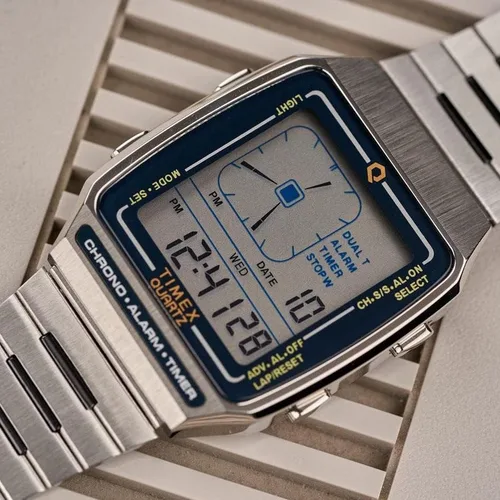 Vista 3 de Timex Q LCA Reissue Digital 1299in Plata Cronógrafo digital