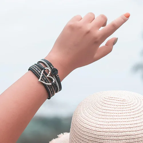 Vista 2 de FANCY SHINY Pulseras de cuero con forma de corazón, apilables, bohemias, pulseras de diamantes de imitación de resina de moda con cierre magnético