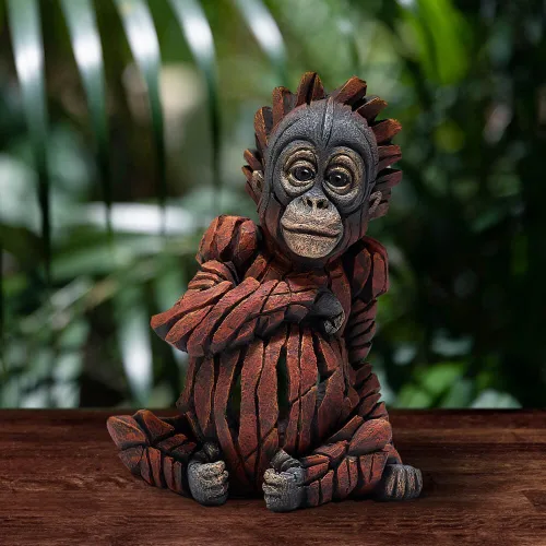 Vista 5 de Enesco Edge Sculpture Baby Orangutan - Figura de animal sentado, 7.875 pulgadas, naranja