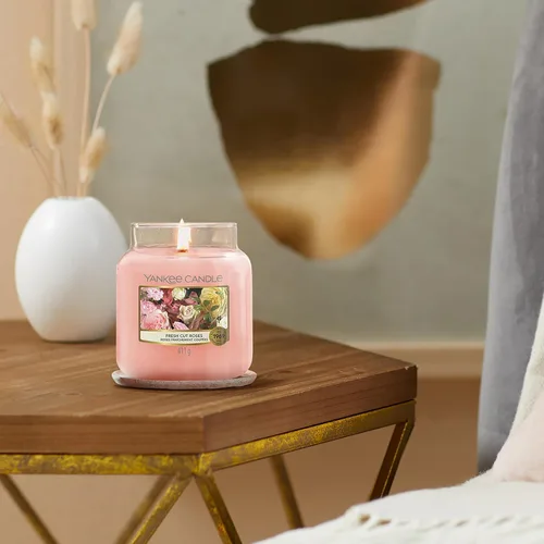 Vista 7 de YANKEE CANDLE Vela perfumada en tarro mediano, rosas recién cortadas, hasta 75 horas de tiempo de combustión