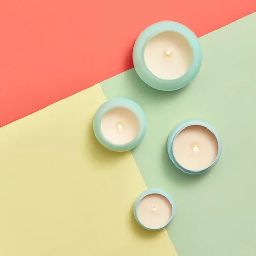 Vista 4 de Capri Blue Volcano - Mini vela perfumada en tarro de lata, mini velas impresas para el hogar perfumadas con frutas tropicales y cítricos azucarados