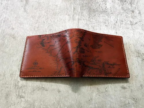 Vista 2 de Billetera vintage hecha a mano para hombre – Cuero auténtico plegable con grabado de mapa, regalo personalizable, Castaño, medio, Billetera plegable