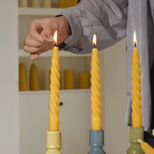 Vista 4 de DEYBBY Juego de 4 velas espirales de cera de abeja de 7 pulgadas, sin goteo y sin humo, velas de cera de abejas puras trenzadas para decoración
