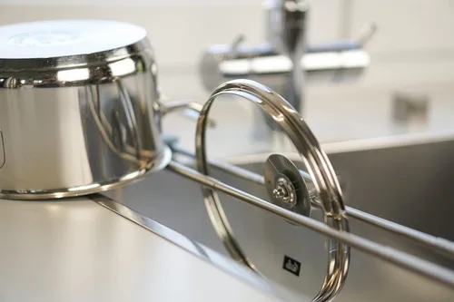 Vista 4 de Sanni Shoo drip.line Pure - Bandeja de goteo ajustable - Estante de cocina práctico y multifuncional para almacenar paños de cocina y cepillos