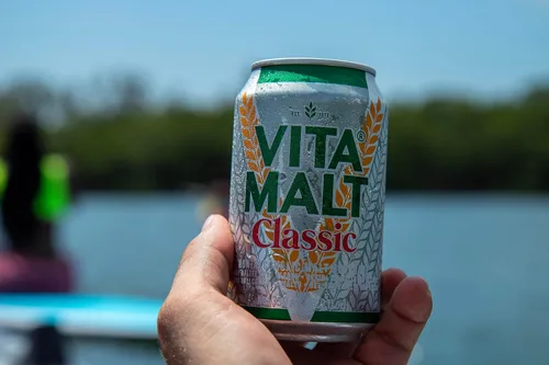 Vista 6 de Vitamalt Classic, bebida de malta sin alcohol, lata de 11.2 oz (paquete de 12)