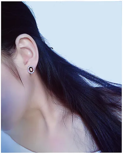 Vista 2 de Aretes de cristal Swarovski chapados en oro con forma ovalada y circonita cúbica transparente, joyería de moda para mujer