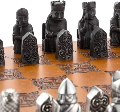 Vista 3 de Royal Selangor Acabado a mano The British Museum Collection Pewter Lewis Juego de ajedrez Regalo