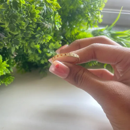 Vista 6 de Anillo de boda alternativo de granate y diamante blanco para mujer, anillo de aniversario de media eternidad con acabado de oro de 14 quilates