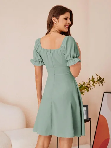 Vista 2 de WDIRARA Vestido corto de verano acampanado con cuello corazón y cordón frontal para mujer 2023
