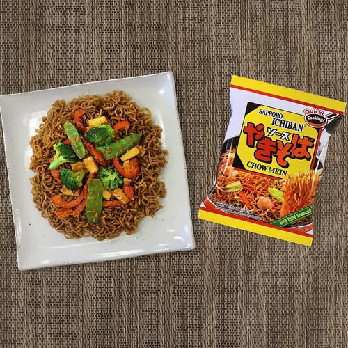 Vista 6 de [ICHIBAN DE SAPPORO] Yakisoba, fideos fritos japoneses instantáneos de sabor n.º 1, delicioso Chow Mein (3.6 onzas x 24 paquetes) Paquete de 24