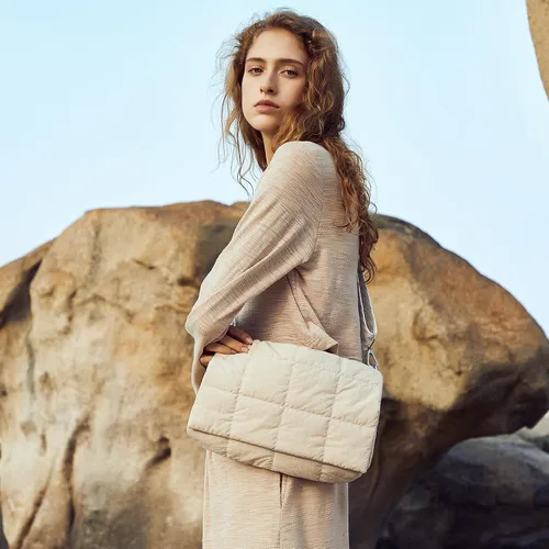 Vista 2 de CLUCI Bolsa de hombro acolchada para mujer, bolsa de mano media ligera de algodón acolchado
