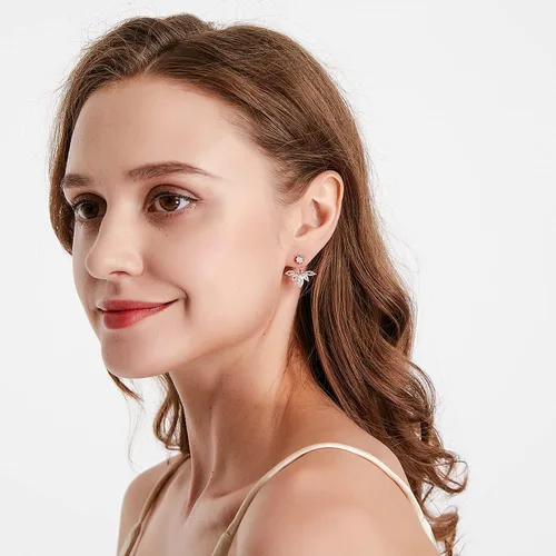 Vista 2 de megko aretes con pasador a rosca, diseño de plumas y hojas, con cristales transparentes, moderno, para mujer