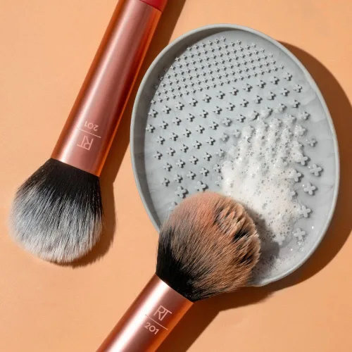 Vista 8 de Real Techniques Miracle Brush - Paleta limpiadora de brochas de maquillaje para limpieza profunda, uso con champú de brochas de maquillaje, crestas