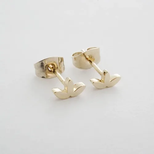 Vista 5 de HONEYCAT Mini pendientes de loto en oro, oro rosa o plata, joyería minimalista y delicada