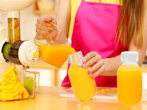 Vista 2 de MINGXIAN 6 botellas de plástico de 5 onzas, contenedor de bebidas a granel transparente reutilizable, adecuado para jugo, leche y otros con tapa