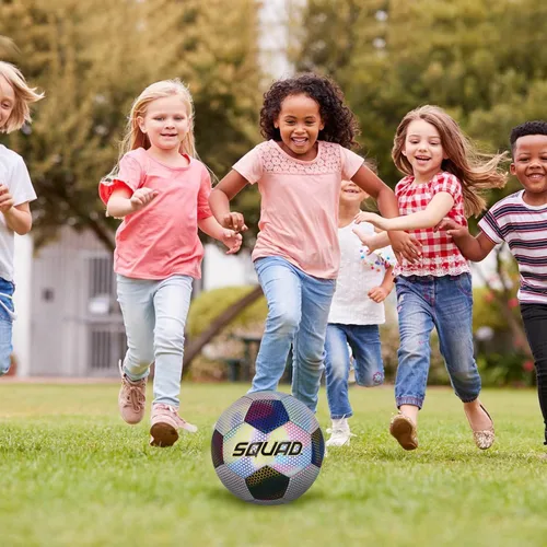Vista 4 de SQUAD Balón de fútbol holográfico reflectante tamaño 5 – Pelota reflectante brillante para juegos nocturnos y entrenamiento – Cuero sintético