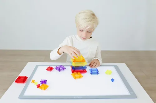 Vista 5 de Miniland Pirámides apilables translúcidas. Juguete educativo para niños de 3 a 6 años. Viene con 25 piezas y 4 hojas de actividades transparentes