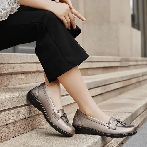 Vista 8 de Artisure Mocasines de cuero clásicos y cómodos para mujer, estilo casual, con borlas, bonitos zapatos de vestir para el trabajo, oficina, zapatos