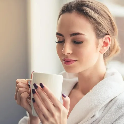 Vista 3 de amhomel Taza de té de porcelana con infusor y tapa, taza de té de cerámica de 16 onzas para hojas sueltas, café, cacao y leche, regalo de té