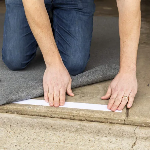 Vista 4 de Marca Duck Cinta para alfombras de interior y exterior, 1.41 pulgadas x 42 pies, blanca (286373)