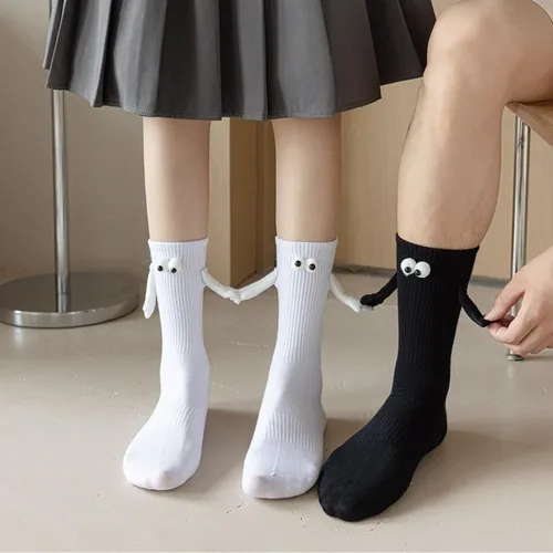 Vista 5 de Keauexp Hand In Hands Holding Socks Magnetic That Hold Funny Men Couple For Women, White Black Novelty Boys Girls, 3d Doll Big Eye Friendship