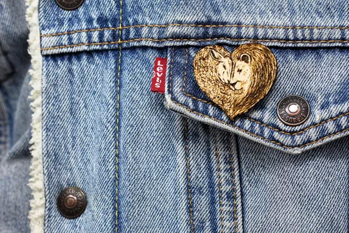 Vista 4 de Pin de madera hecho a mano con corazón de león y cordero en la tierra