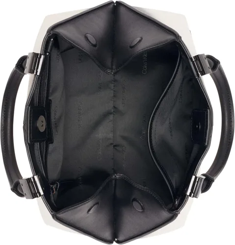 Vista 4 de Calvin Klein Bolso geométrico de granito, Querubín BlancoNegro