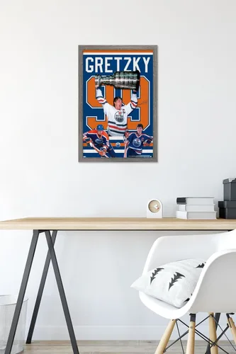 Vista 6 de Trends International Wayne Gretzky - Póster de pared de jersey, 22.4 pulgadas de largo x 14.7 pulgadas, versión enmarcada en madera de granero