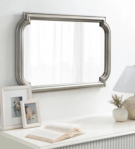 Vista 3 de Kate and Laurel Kinsman - Espejo de pared rectangular Glam tradicional festoneado; 24 x 36; plateado; espejo decorativo de madera festoneada