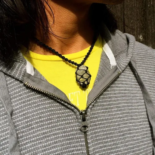 Vista 2 de Collar de surfista personalizado para hombre con piedra de cuarzo en color personalizado, cordón de fibra anudada hecho a mano, joyería de piedra