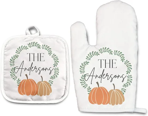 Vista 24 de Angela's Kitchen - Juego de guantes de horno personalizados y soporte para ollas Regalos de cocina personalizados Inauguración de la casa