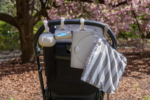 Vista 4 de Ubbi On-The-Go Dispensador de toallitas para bebés, contenedor de toallitas portátil para viajes, accesorio de bolsa de pañales imprescindible