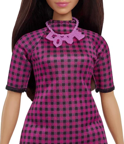 Vista 5 de Barbie Fashionistas Doll #188, Curvas con pelo negro, vestido a cuadros y accesorios que incluyen zapatillas rosas y collar