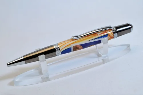 Vista 8 de Marilyn Elegant Gunmetal and Chrome Twist Pen
