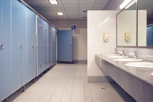 Vista 4 de Hang Time - Limpiador espumoso para baño, listo para usar, resistencia industrial para baños, vestuarios/duchas, fácil y seguro de usar